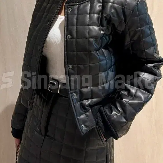 [빠른발송] 클라라 레더 세트 퀼팅 자켓 스커트 벨트 크롭 미디 누빔 클