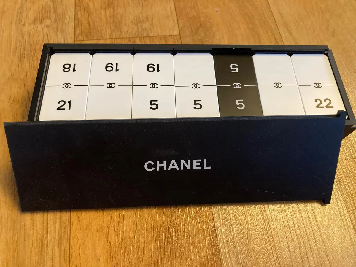 샤넬 VIP 노벨티 도미노 세트 (Chanel Domino Set)