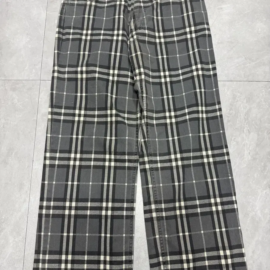 32 버버리 Burberry 와이드 스트레이트 팬츠