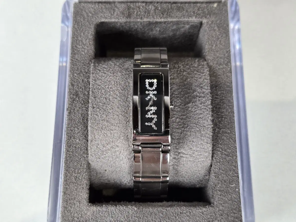 DKNY 사각 스퀘어 블랙 큐빅 크리스탈 로고 실버 메탈 시계 뱅글 팔찌