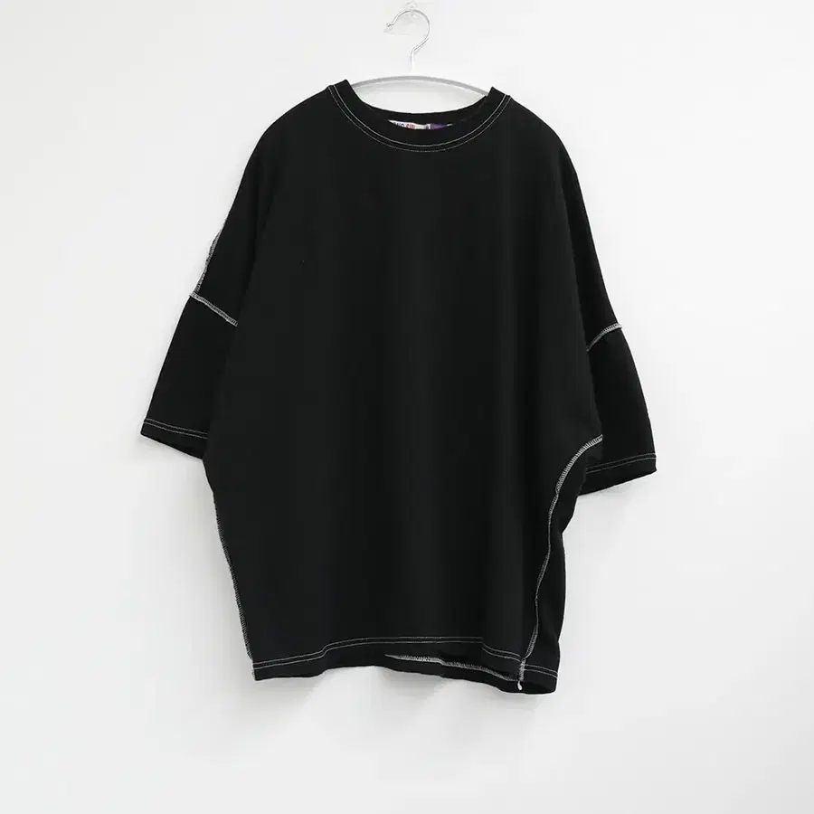 가오리핏 화이트 스티치 블랙 반팔 티셔츠