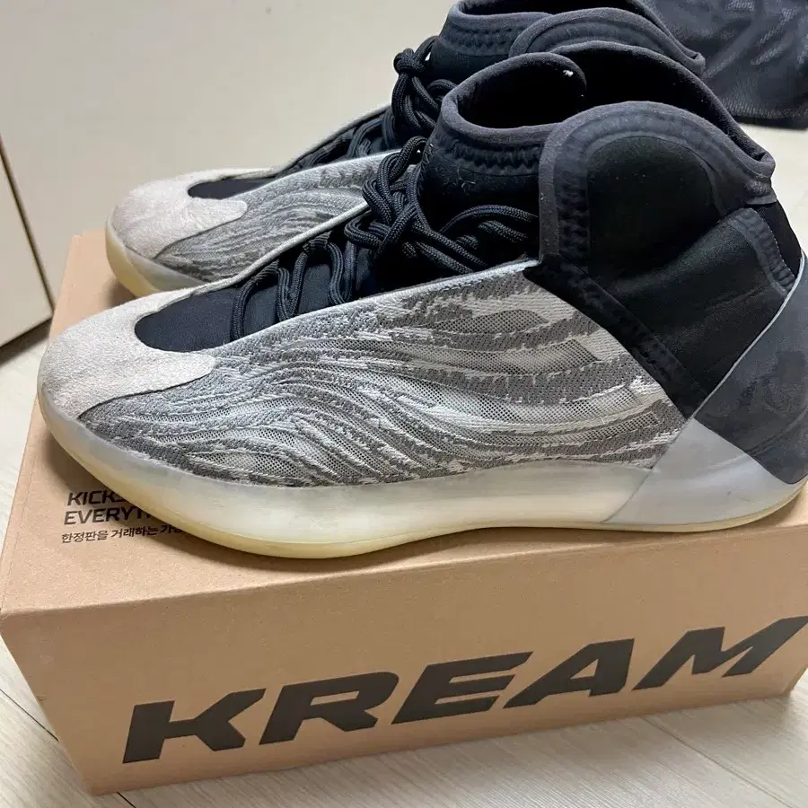 Yeezy 퀀텀 라이프 이지