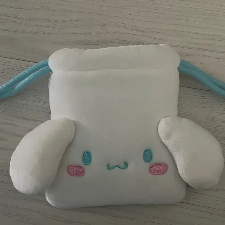 미장센 시나모롤 파우치