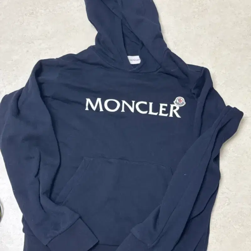 몽클레어 후드티
