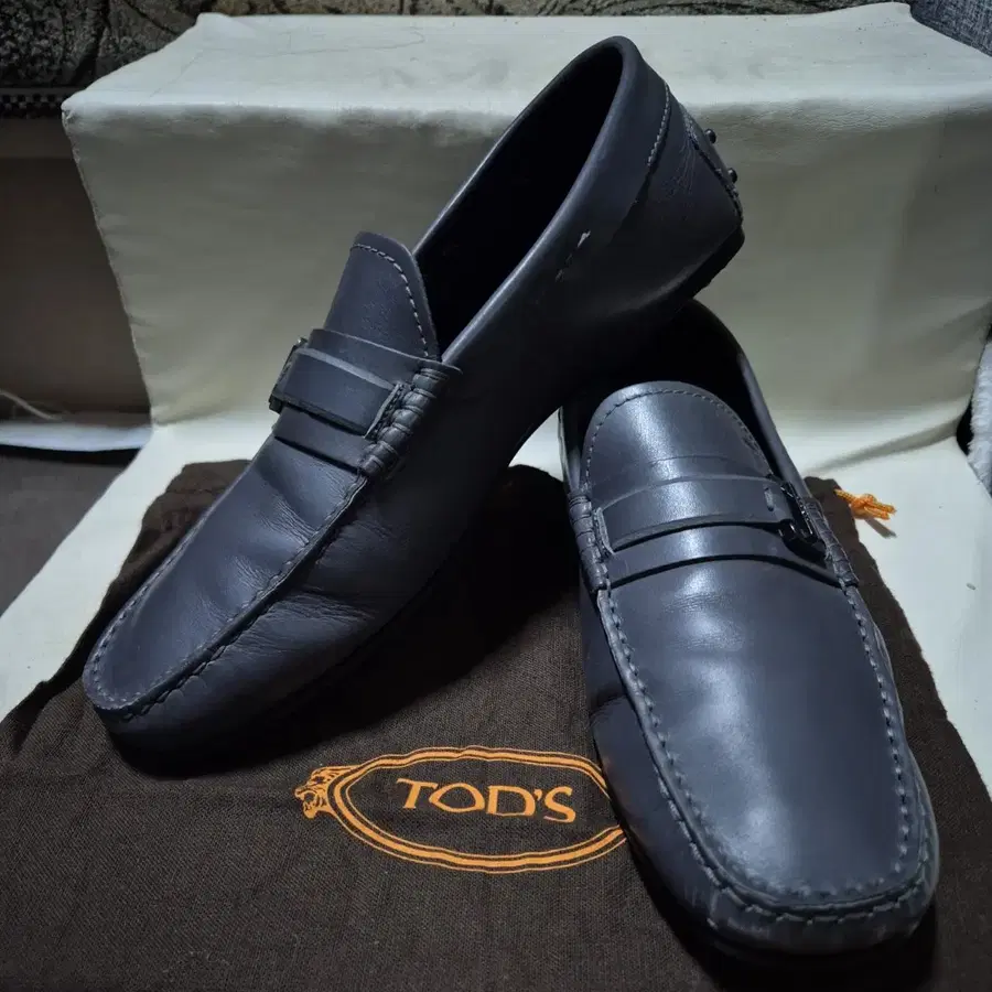 토즈 TOD'S 딥그레이 메탈로고 샤링 레더 드라이빙 로퍼 uk8