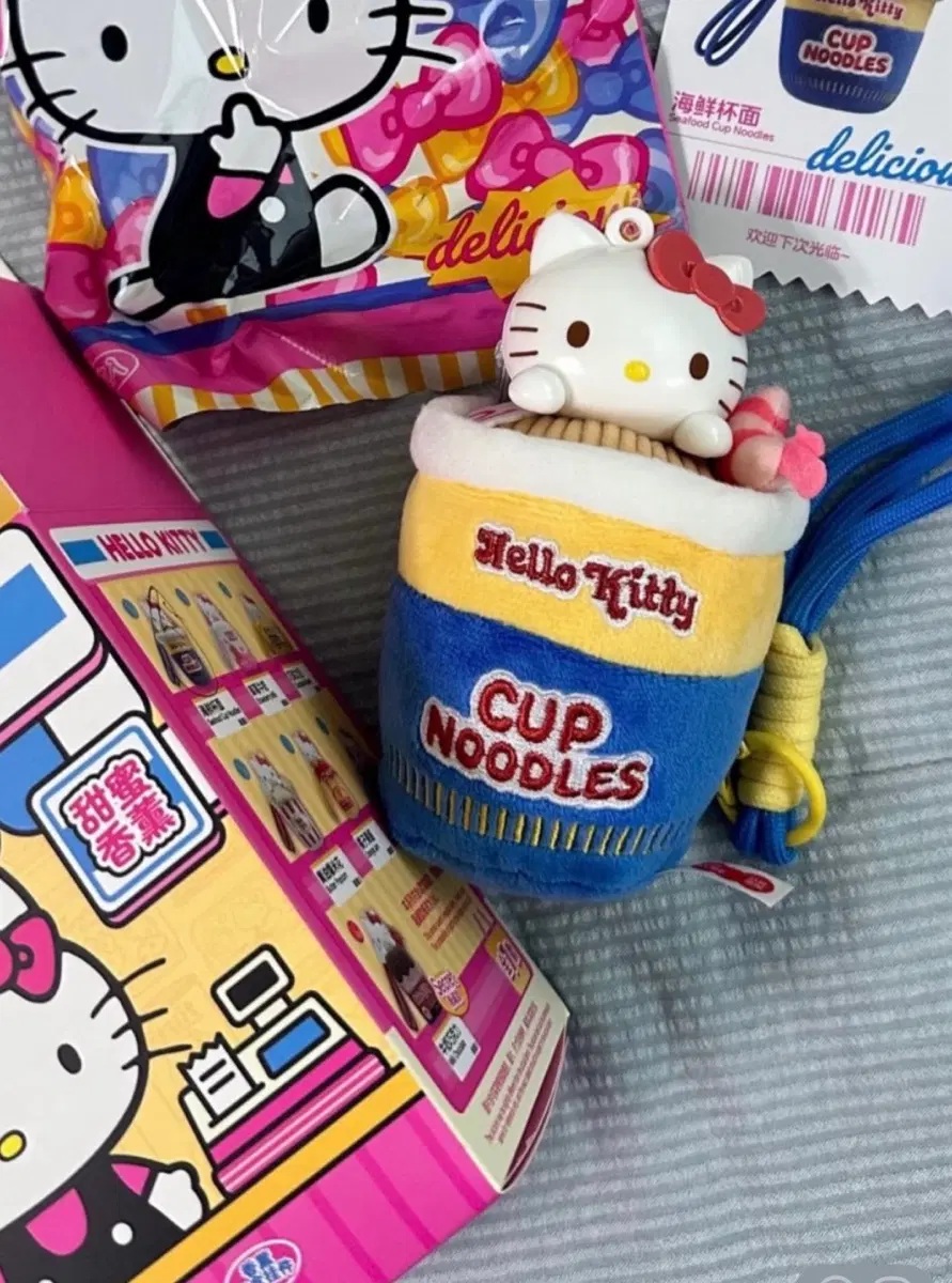 헬로키티 맛있는 편의점 시리즈 컵누들 피규어 키링