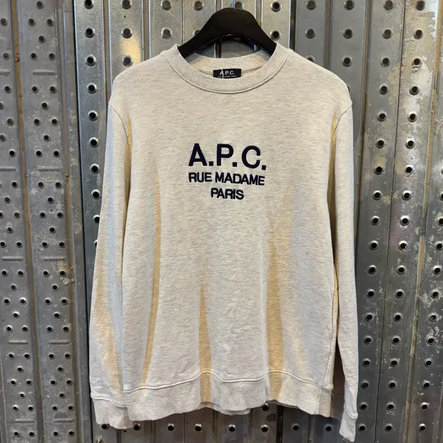 A.P.C. (아페쎄) 레터링 로고 루퍼스 맨투맨 M