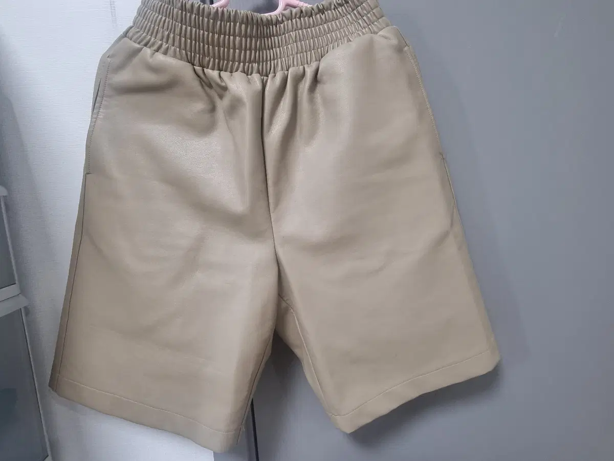 페이크 레더 밴딩 반바지 베이지