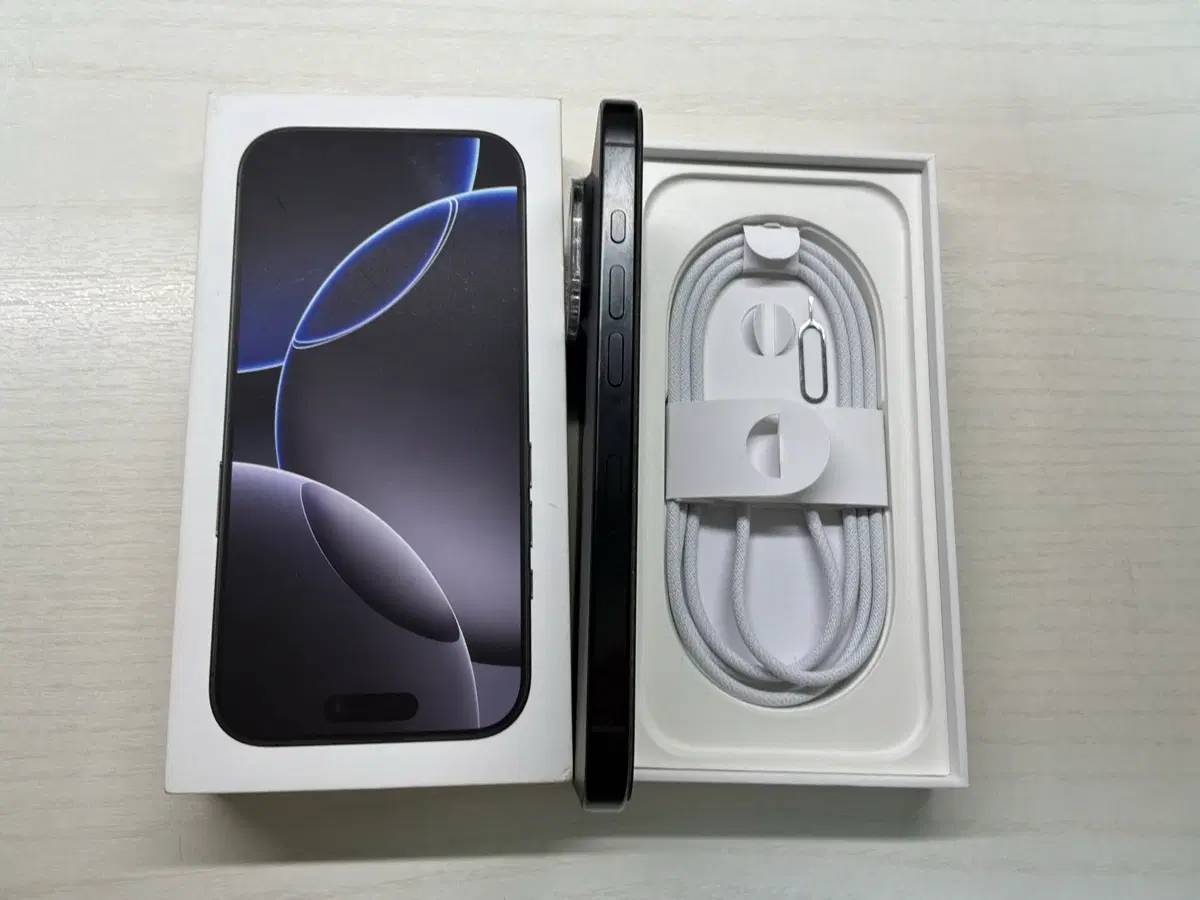 아이폰 16PRO 블랙 256GB 새상품급 SSS