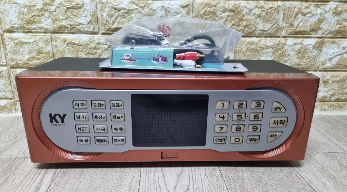 금영 KMS-Q100 노래방기계 팝니다.