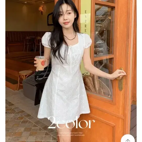 화이트 퍼프소매 스퀘어넥 리본자수 원피스