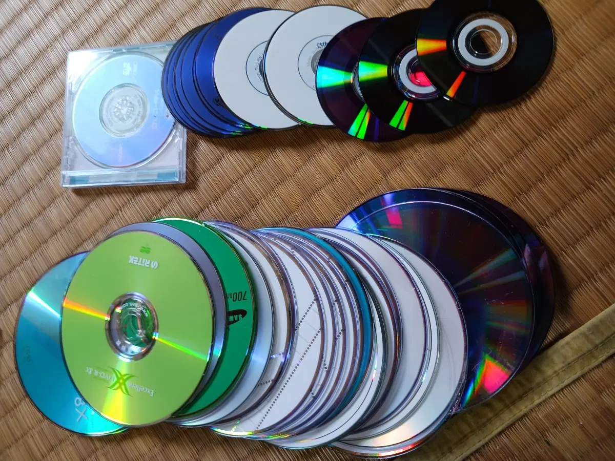 CD 50여장 + 작은시디 20여장