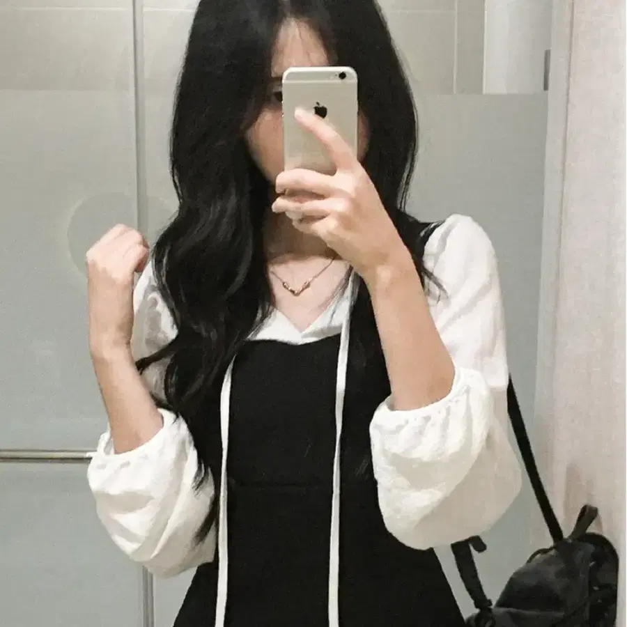 리본 타이어 브이넥 블라우스 회이트