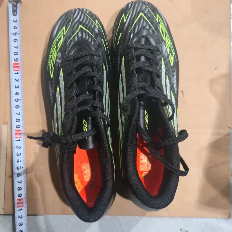 F50 스타일 가성비(노브랜드) 축구화 블랙/네온그린 컬러.