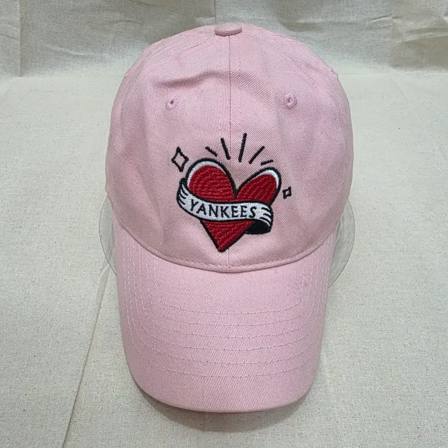 MLB 뉴욕양키스 타투 하트 자수 커브 볼캡