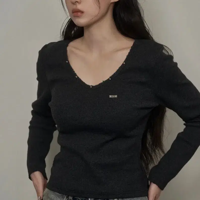 카키포인트 데미지 스터드 티셔츠(차콜)