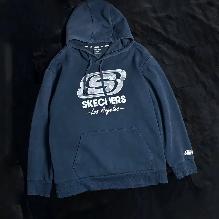 SKECHERS 카모 로고 후드티