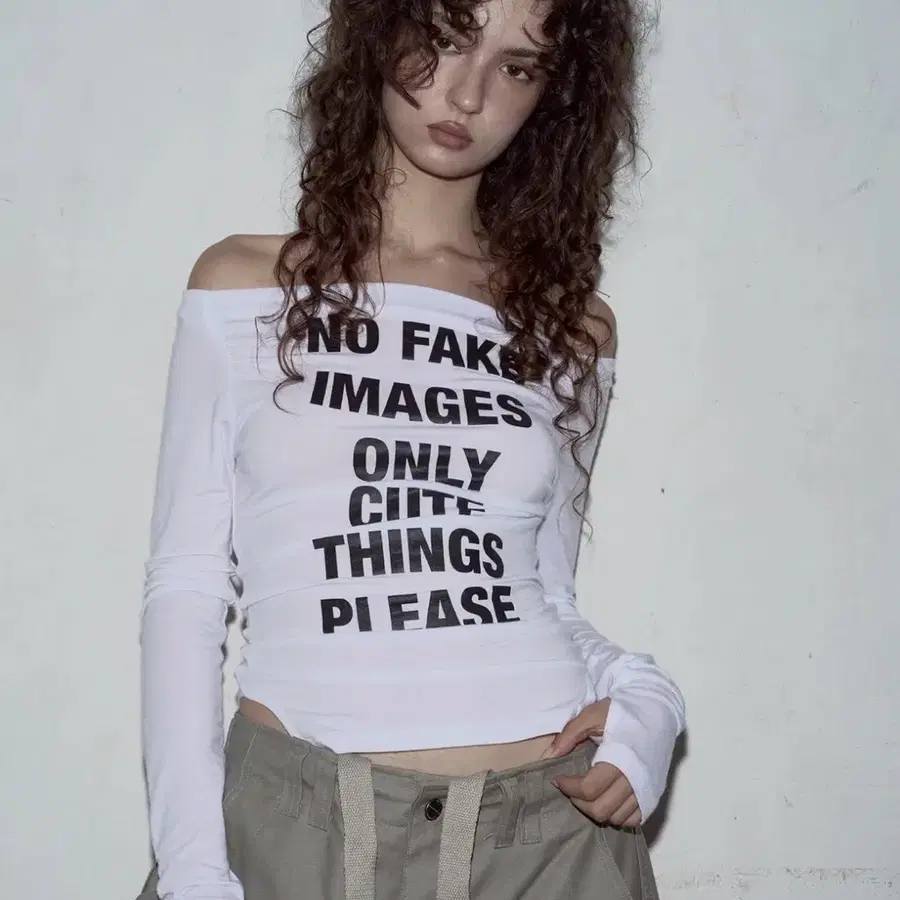 플리즈노팔로우 Kacy Lettering Long Off-Shoulder Top