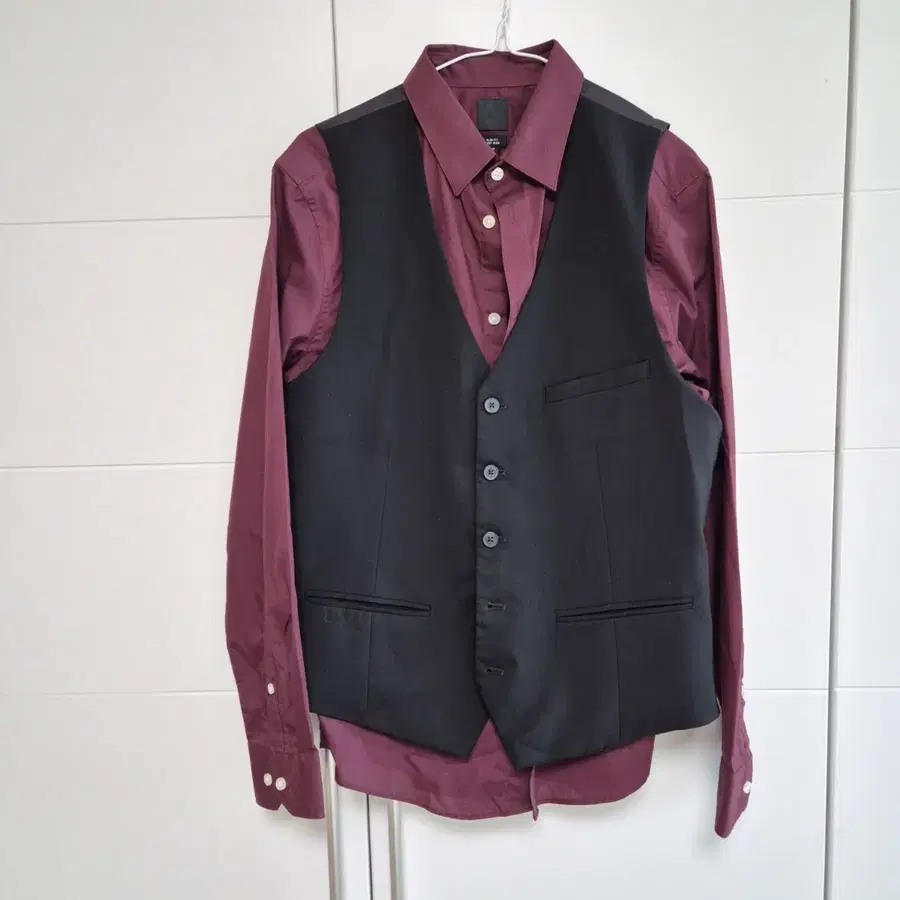 S급] H&M 남성 버건디 셔츠 & 블랙 정장 조끼 세트 (100/L)