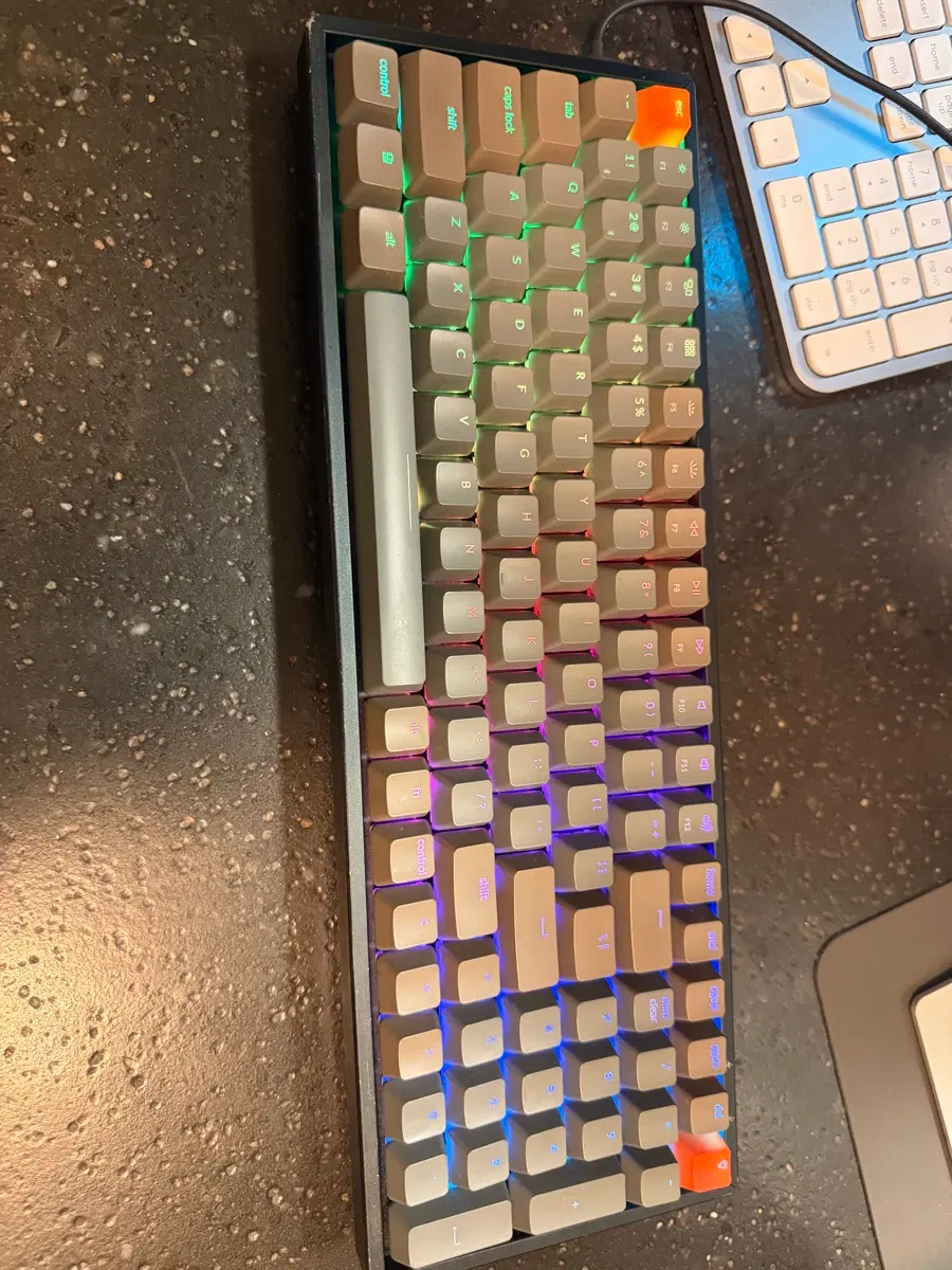 키크론 K4 알루미늄 RGB 브라운 스위치 기계식 키보드