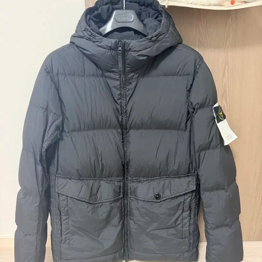 새상품) 25fw 스톤아일랜드 크링클랩스 다운 후드 라지