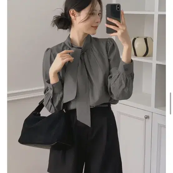 [새상품] 리리앤코 시어소프 셔링 타이 커프스 블라우스