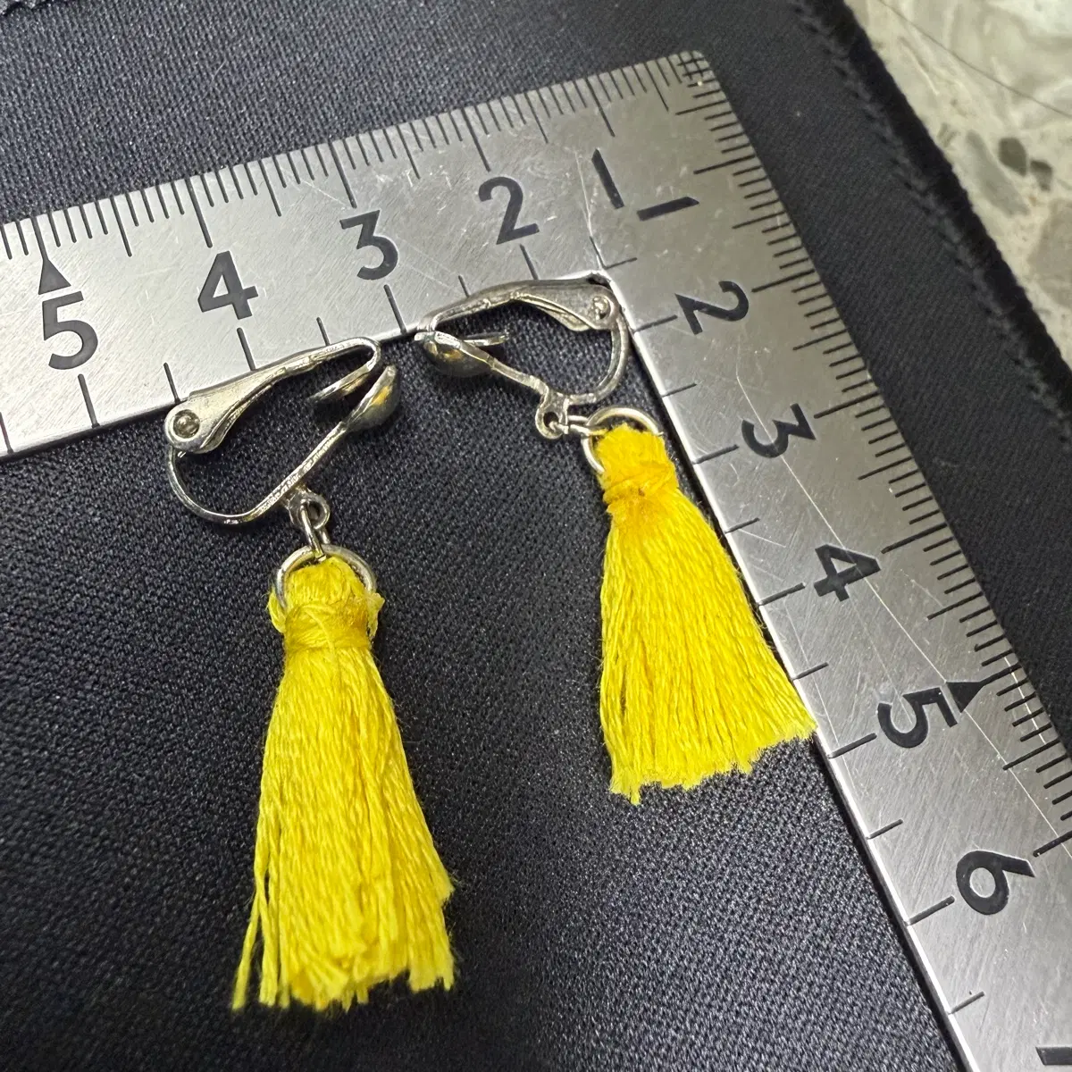 노란색 태슬 귀걸이 귀안뚫는 디자인