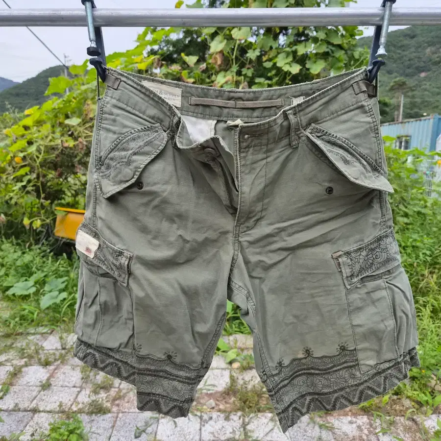 랄프로렌) 데님앤서플라이 올리브 그린 립스탑 밀리터리 에스닉 페이즐리 패턴 자수 카고 반바지 (32인치)