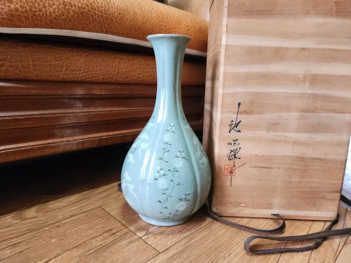 도암 지순탁 청자 흑백상감 국화운학문주병