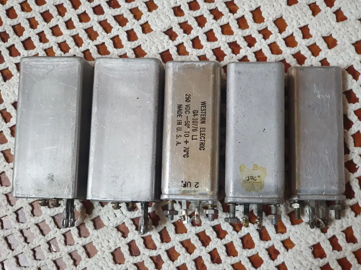 웨스턴 일렉트릭 2uf/250v 콘덴서 2개와 트랜스 등 부품들