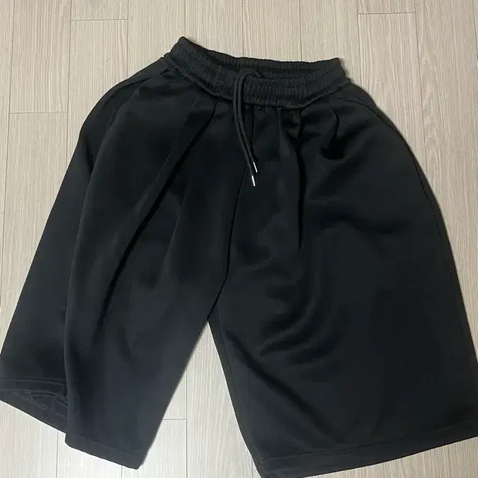블랙 트레이닝 버뮤다 에이블리 핀턱 교신 교환 검정 버뮤다