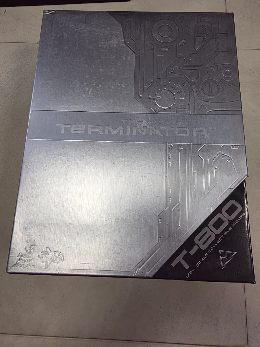핫토이 터미네이터1 T-800 1/6 스케일 피규어