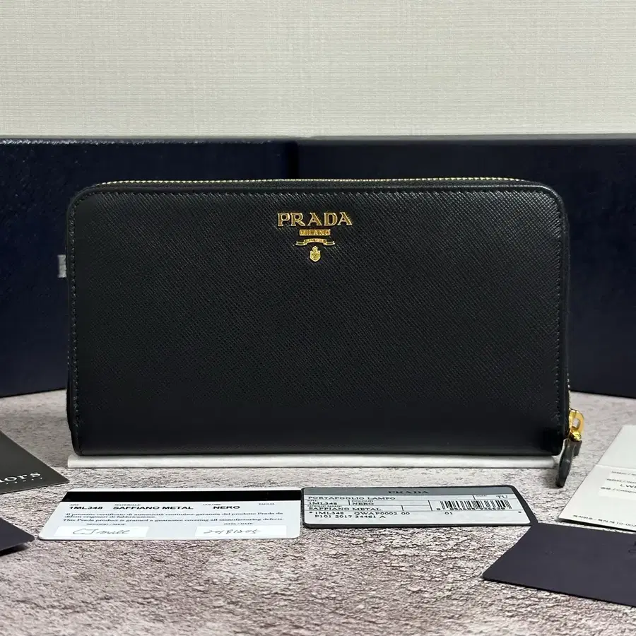 [미사용/새상품] 프라다 사피아노 삼각로고 지퍼돌이 장지갑 블랙