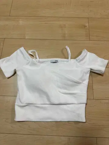 GYDA 오프숄더 반팔 상의 화이트