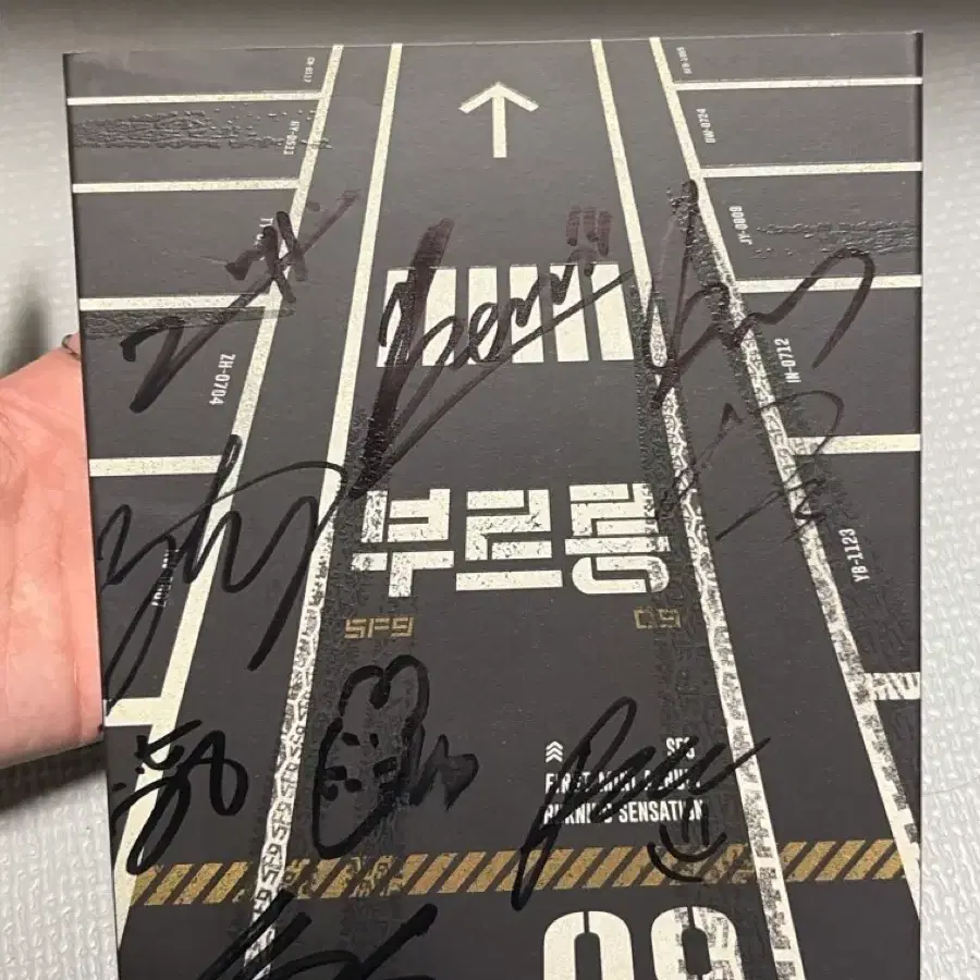 Sf9 친필사인앨범