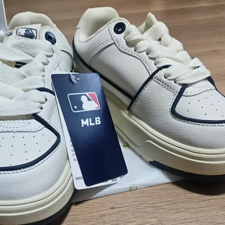MLB 엠엘비 스니커즈 화이트 네이비 배색 230