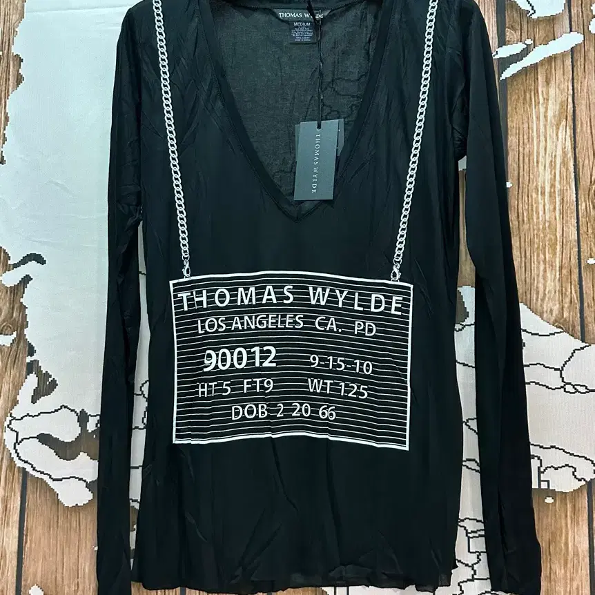 토마스 와일드 THOMAS WYLDE 머그샷 폴리스 보드 그래픽 블랙 슬리브 M 새상품