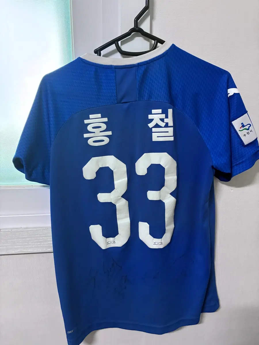수원삼성 블루윙즈 출신 홍철 선수의 지급용(Player Issue) 실제 경기에서 착용했던 유니폼입니다.