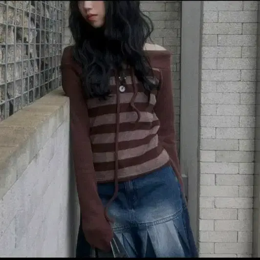 브라운 스트라이프 오프숄더 긴팔 티셔츠