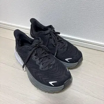 HOKA 스니커즈 블랙 ARAHI7 25
