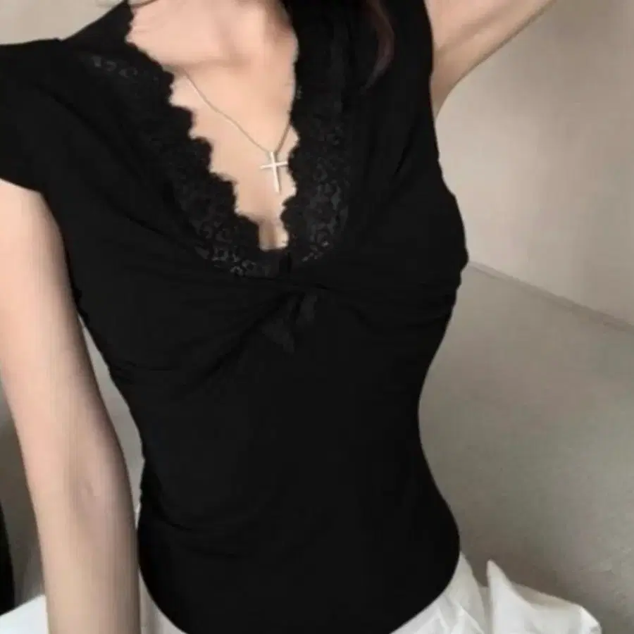 여성 여름 슬림핏 반팔 티셔츠 레이스 브이넥 슬림 상의 S