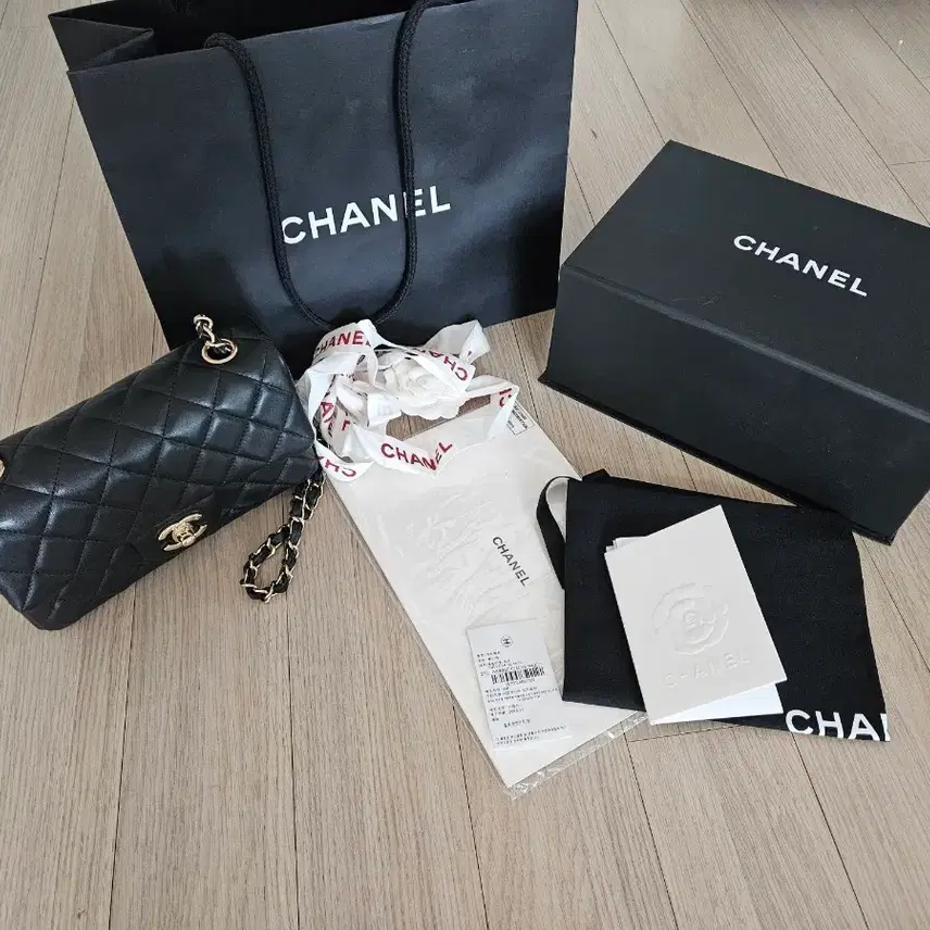 샤넬 뉴미니 블랙 금장 사진 1
