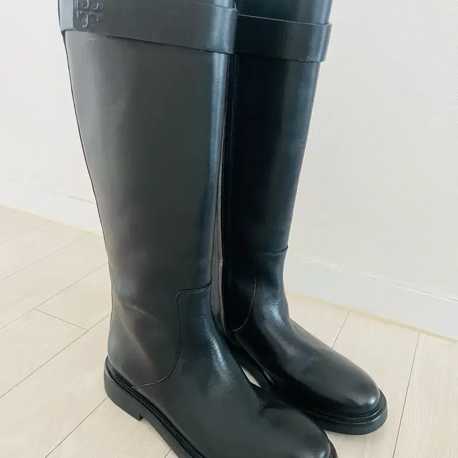 미사용 새상품)토리버치 블랙 천연 소가죽 레더 롱부츠 240mm