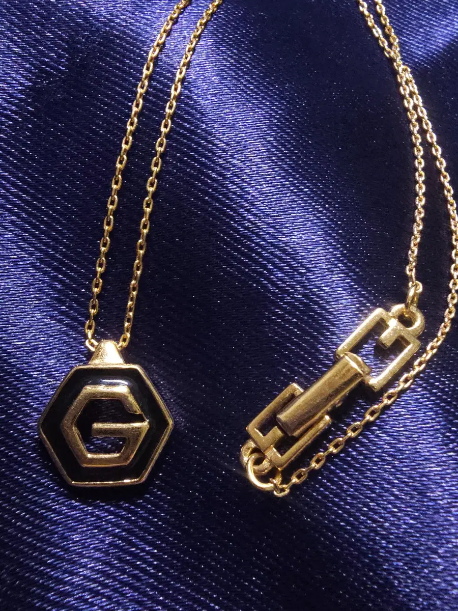 빈티지 지방시 GIVENCHY G로고 블랙 에나멜 골드 목걸이