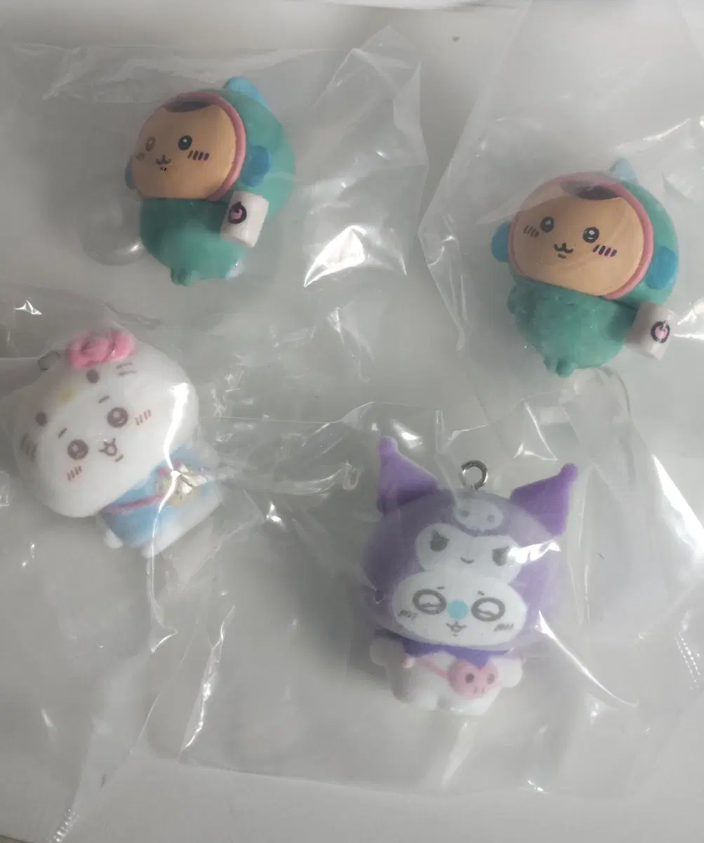 산리오 치이카와 콜라보 플로키 먼작귀 쿠리만쥬 모몽가 키링 피규어 키티 쿠로미
