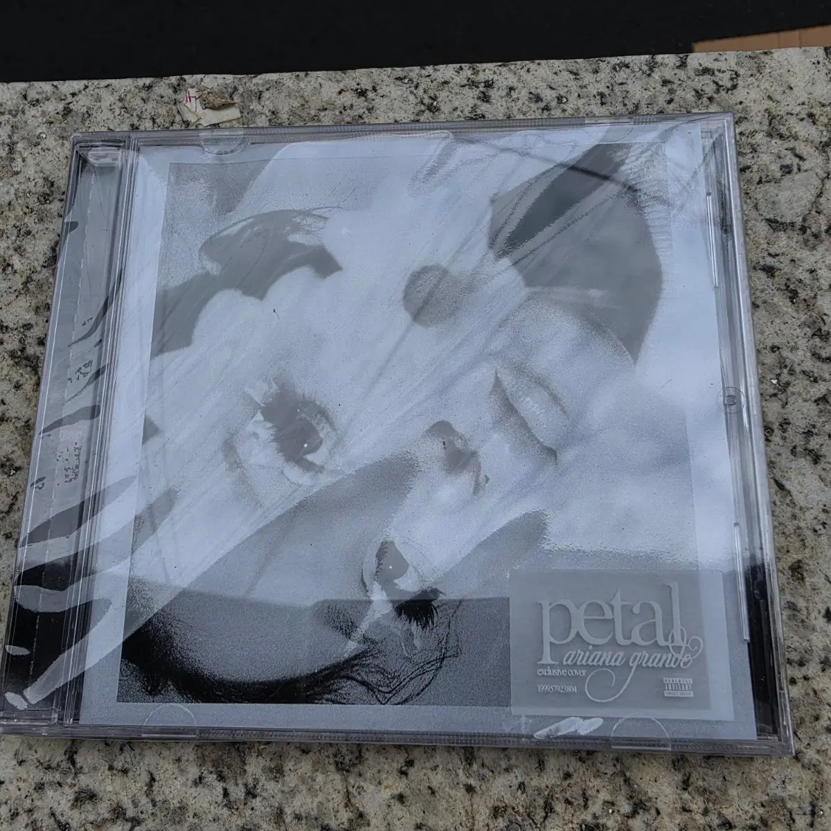 아리아나 그란데 앨범 'petals' CD
