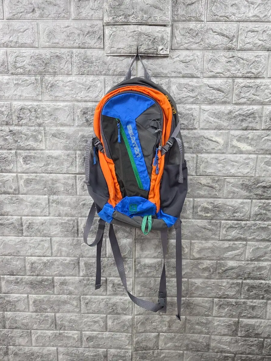 살로몬 등산 가방 블랙/오렌지/블루 20L 사이즈 45*30 상태양호