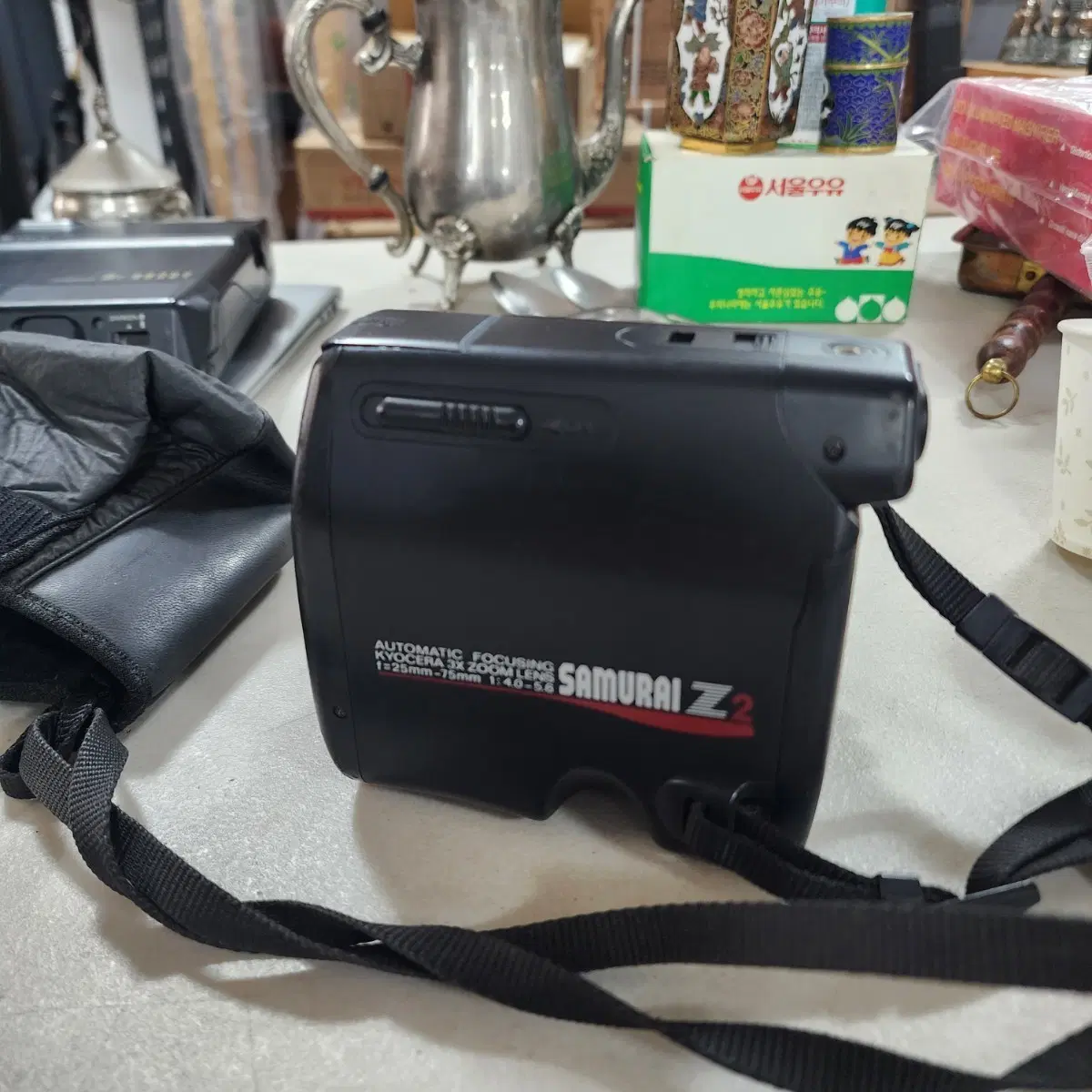 자동 초점과 3배 줌 렌즈를 탑재한 교세라 사무라이 Z2(Kyocera Samurai Z2) 하프 프레임 필름 카메라 쓸만합니다