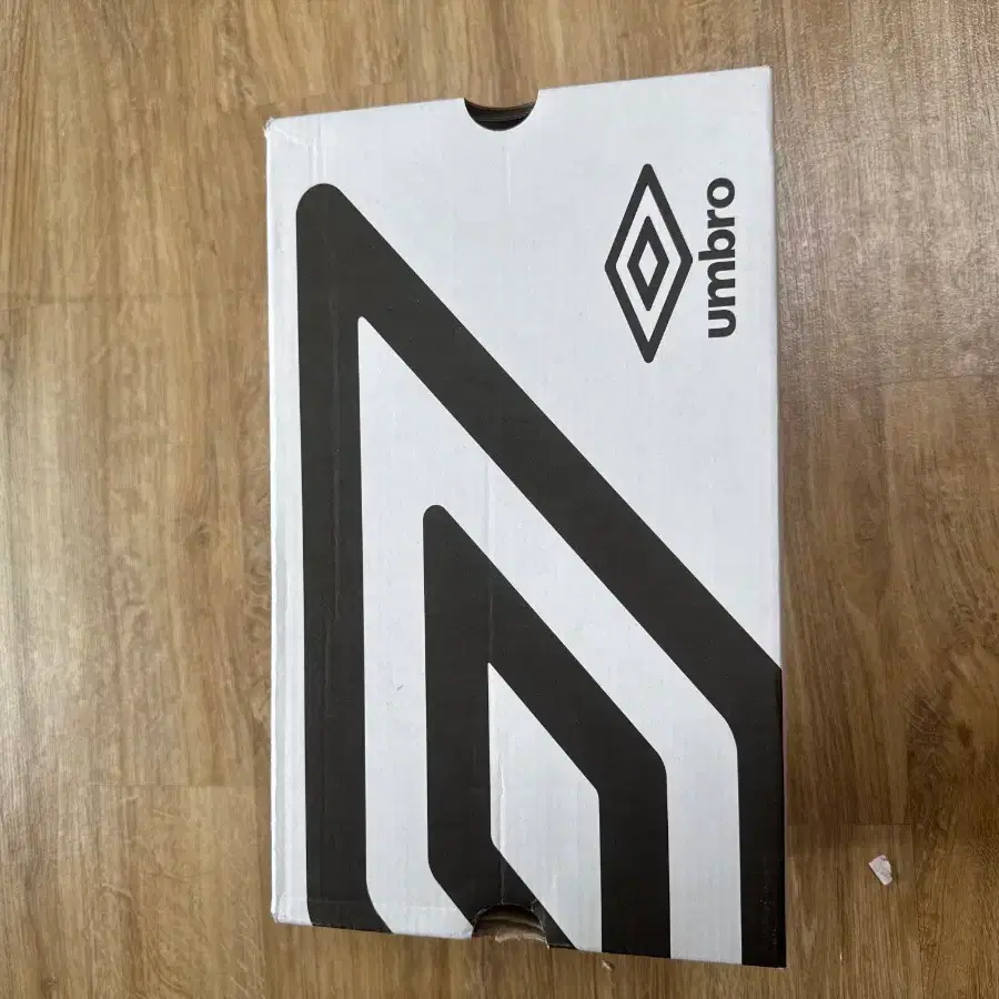 엄브로 운동화
