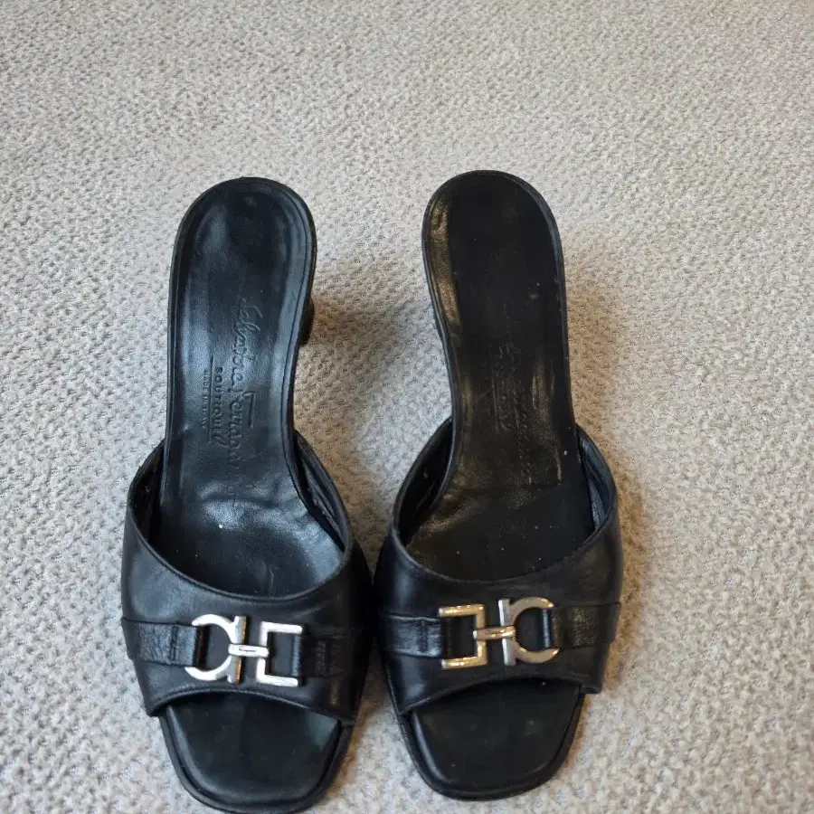 페라가모 블랙 간치니 뮬 220-225